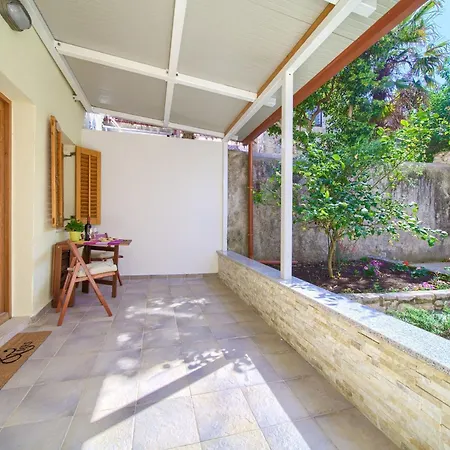 Chic And Charming Krk Downtown Apartment
